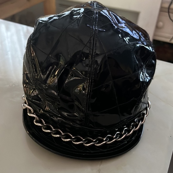 Black BURBERRY hat medium size with silver chain across the cap seminew - Picture 2 of 4
